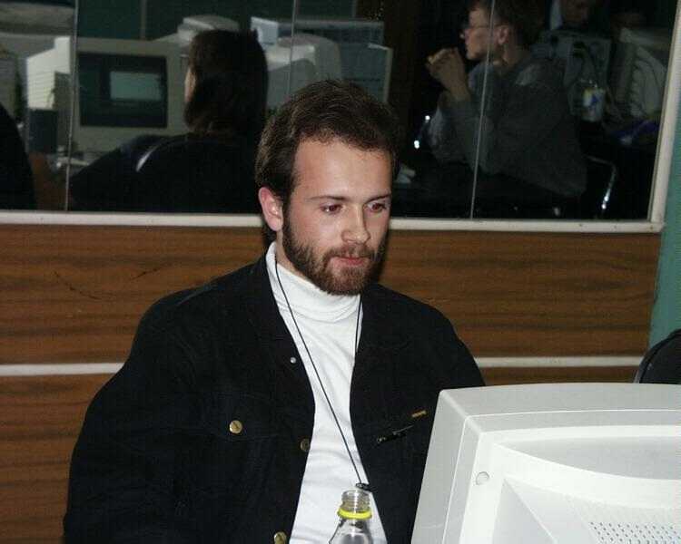  Дубль. Хотя ... он у него один, ему его беречь нужно :))) 